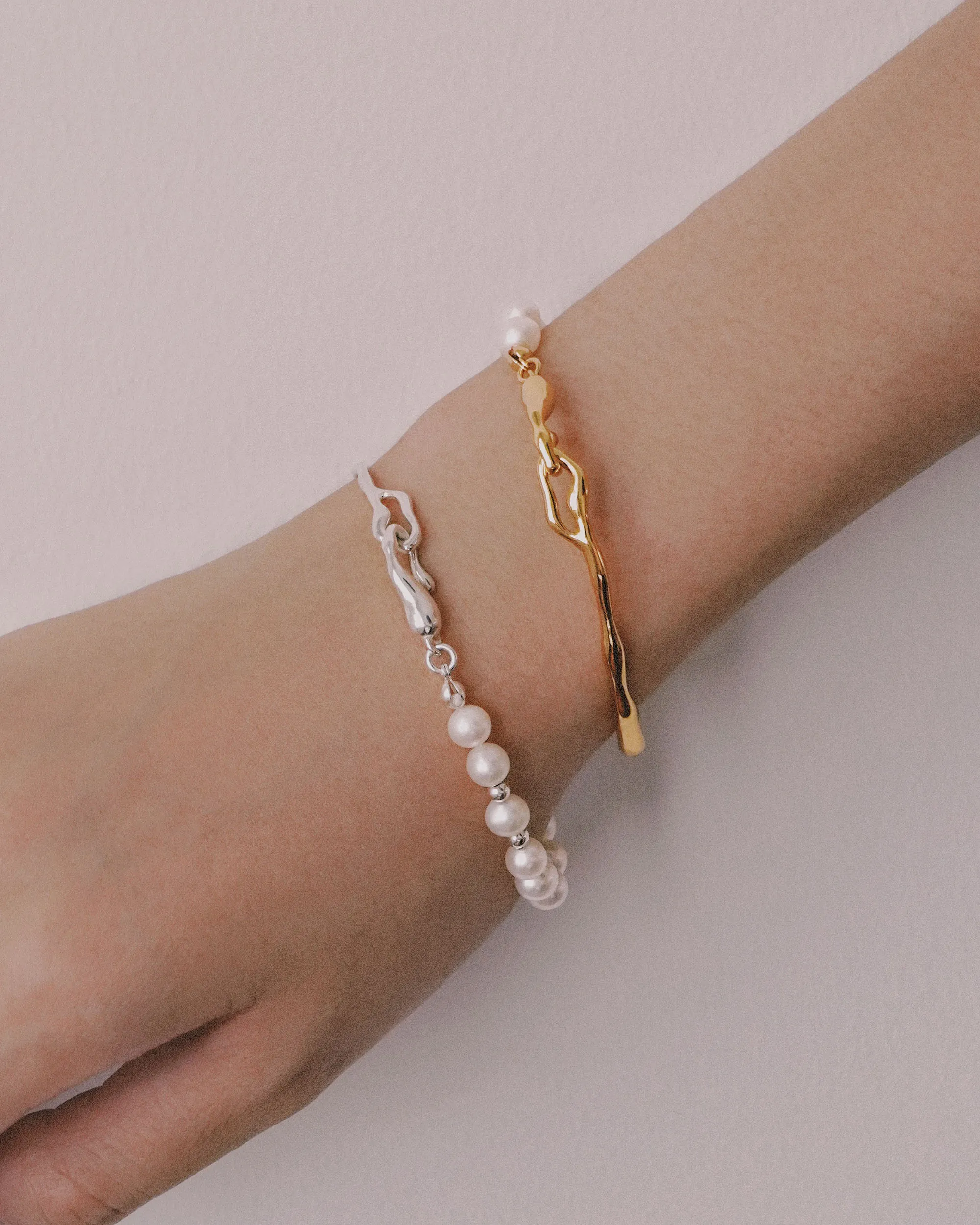 Concordia Fluid Pearl Bracelet - Gold